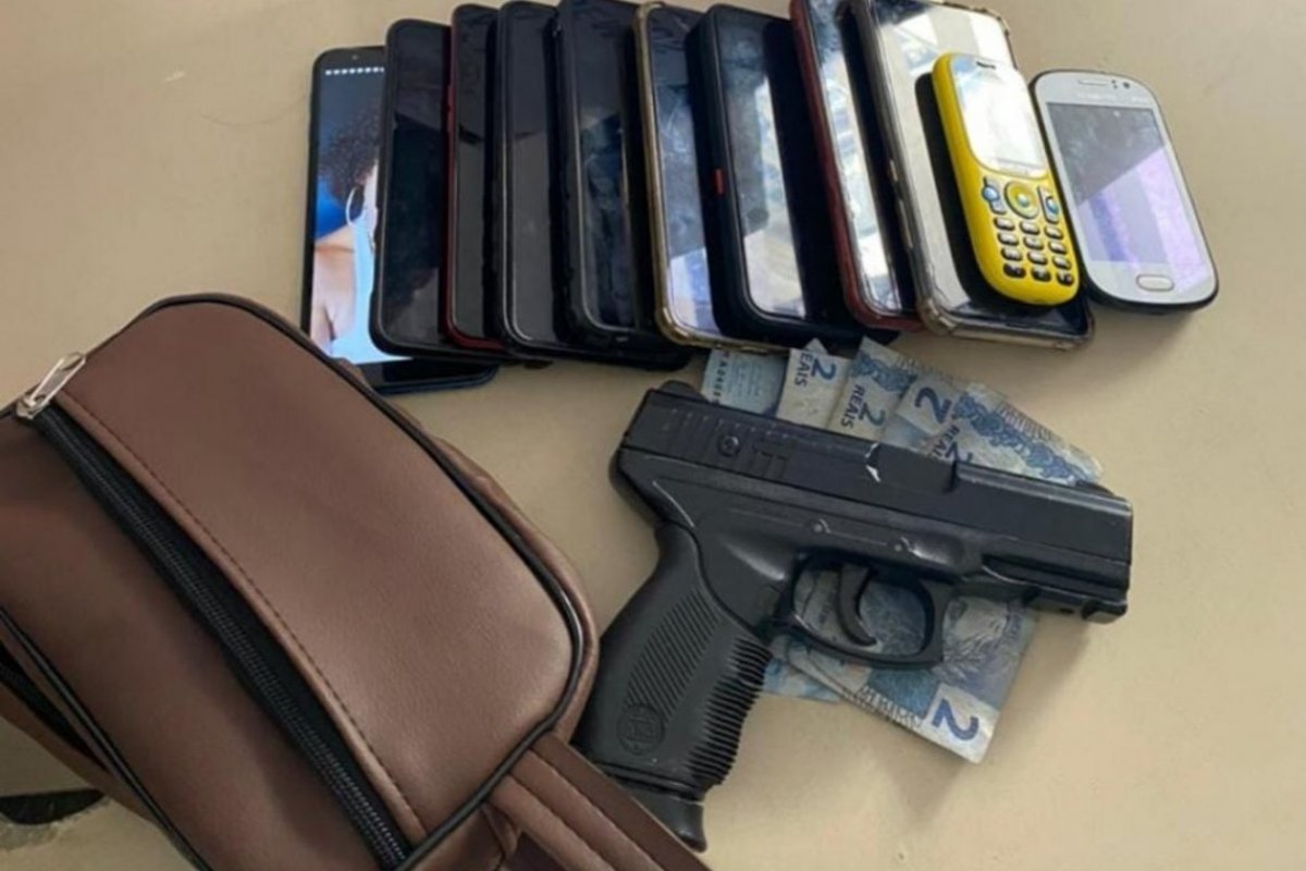 Polícia recupera 11 celulares após captura de assaltantes de ônibus em Salvador