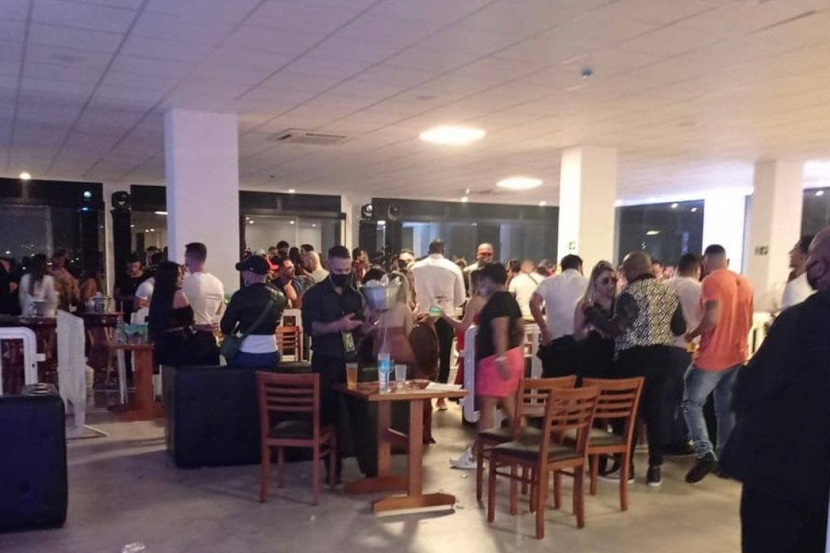 Polícia interrompe festa clandestina com mais de 500 pessoas no litoral de São Paulo