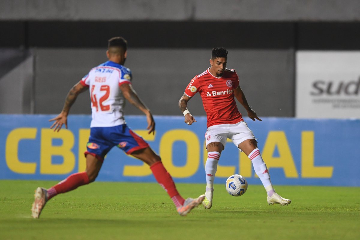 Com pênalti polêmico, Bahia perde para o Inter e deixa G-6 do Brasileirão