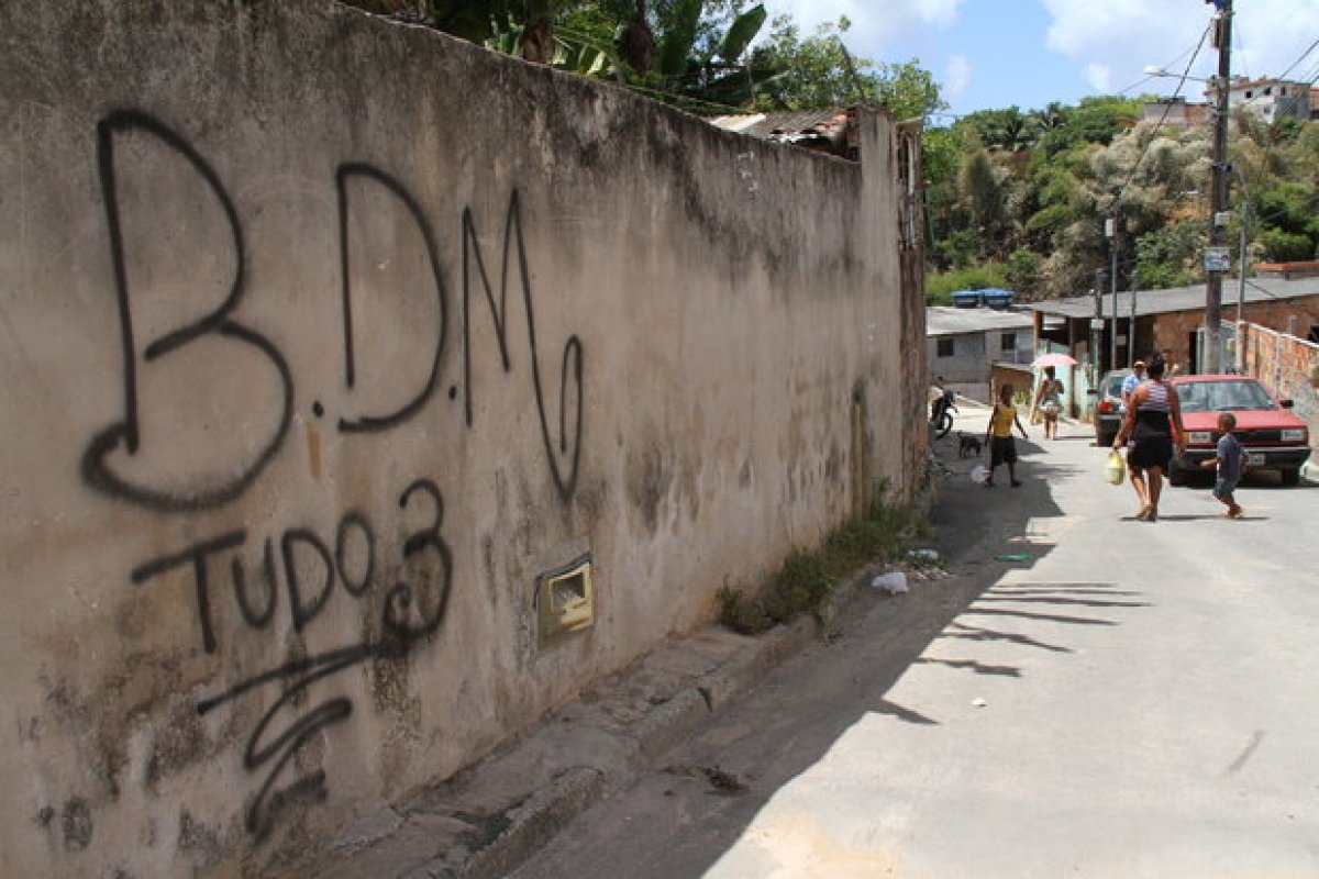 Organizações criminosas disputam controle do tráfico de drogas em Salvador