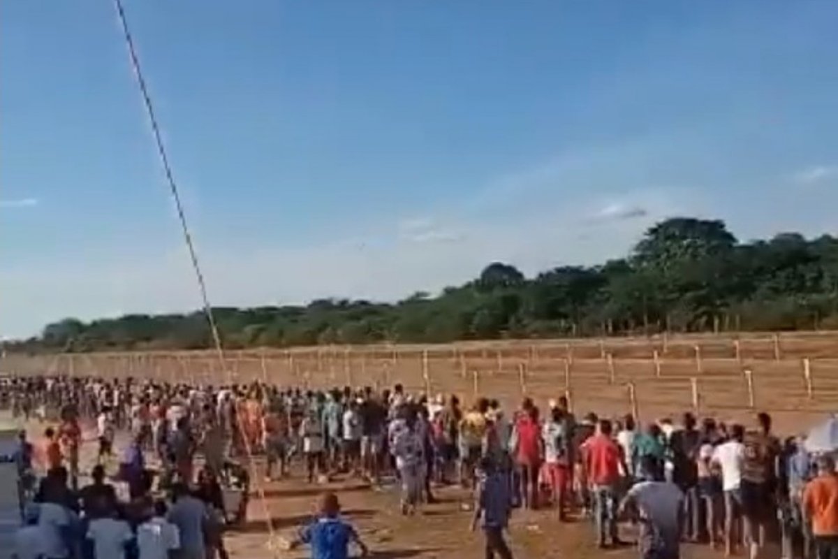Corrida de cavalos gera aglomeração na cidade de Várzea da Roça