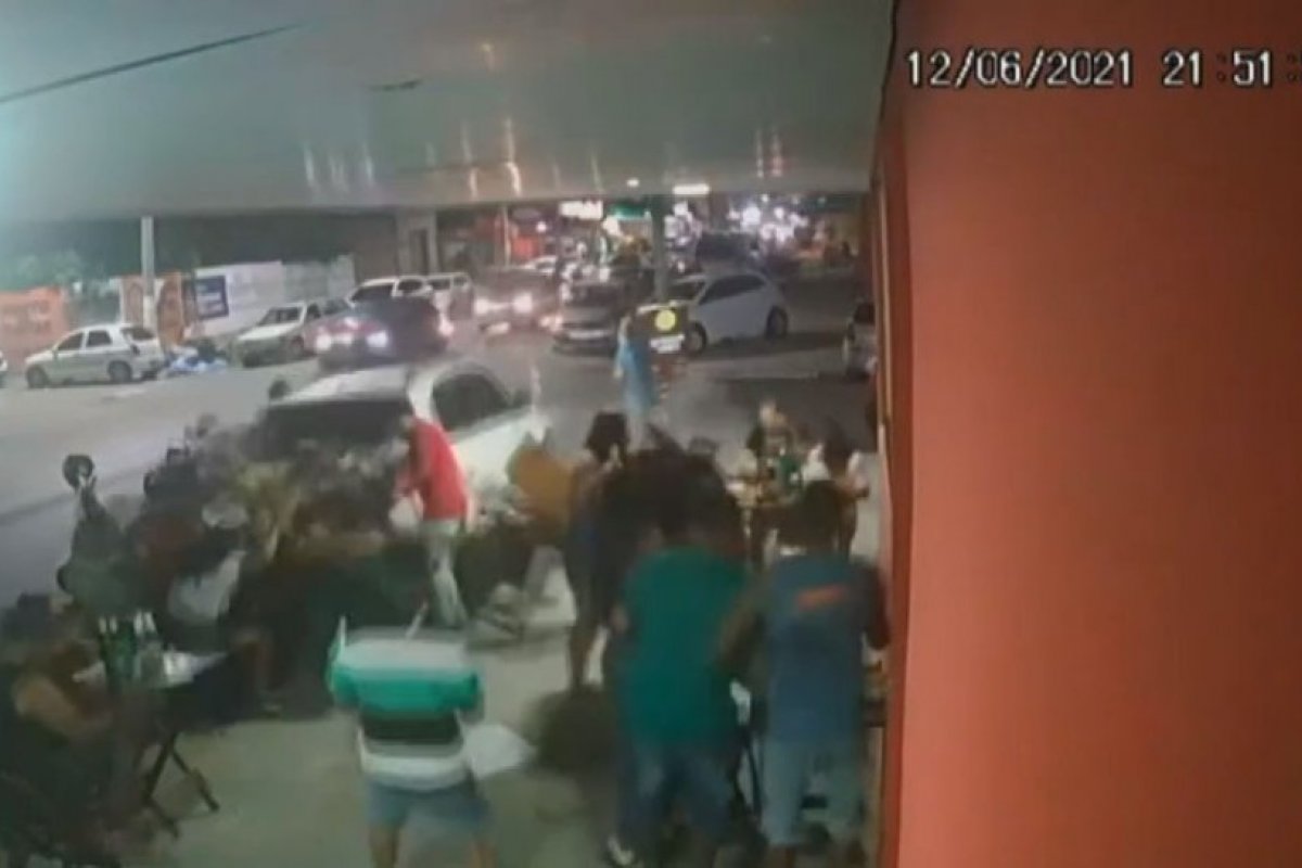 Carro invade bar e deixa feridos em Feira de Santana