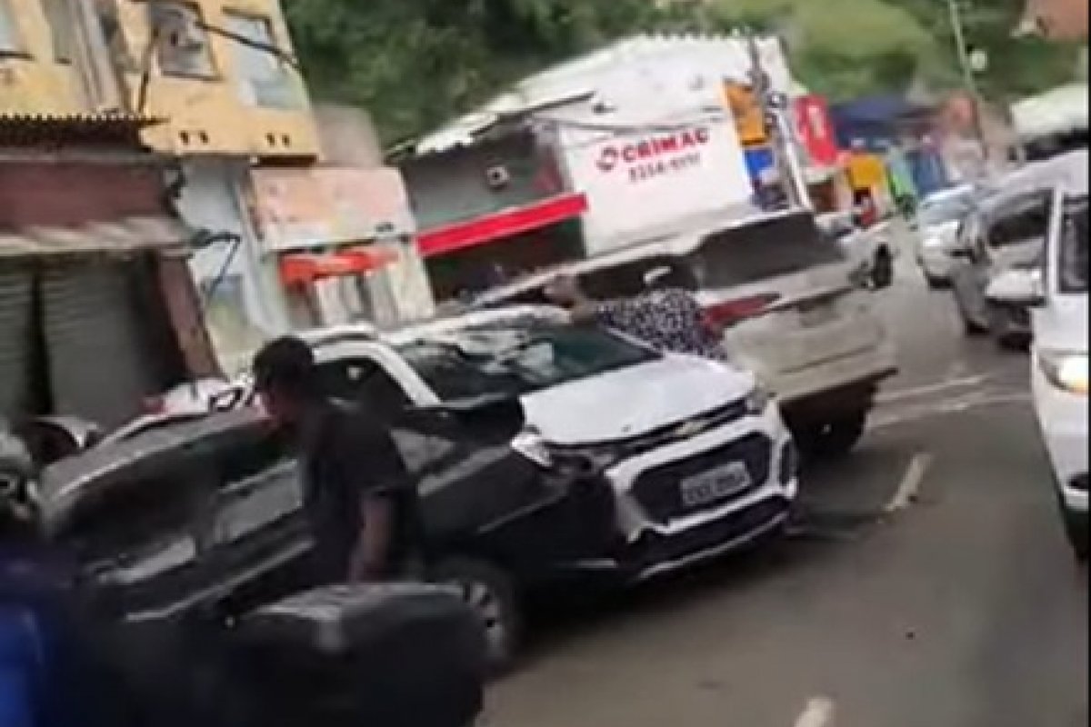 Vídeo: Batida entre cinco veículos invade loja na Avenida Vasco da Gama