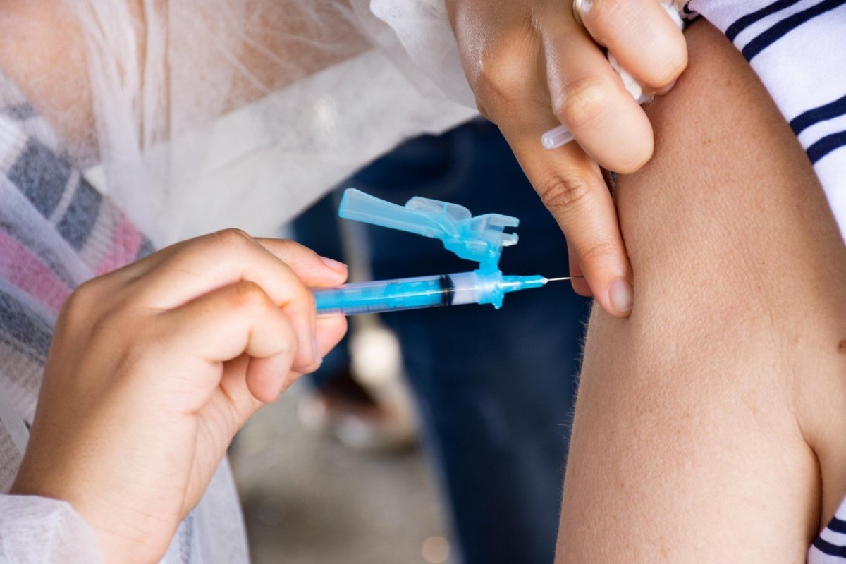 Médicos explicam que é possível contrair covid após 1ª dose da vacina, e a 2ª precisa ser mantida