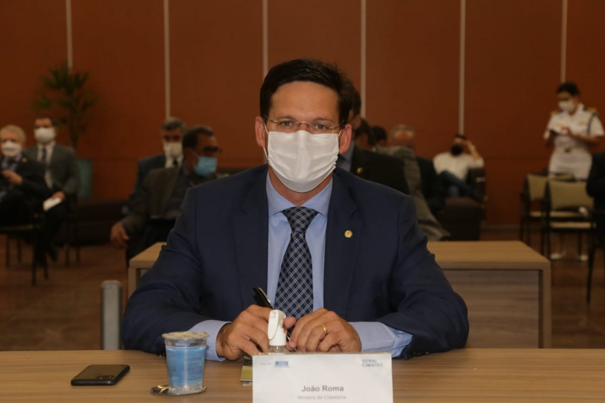 "Tem muita gente com ciúme de você", diz Leão a João Roma