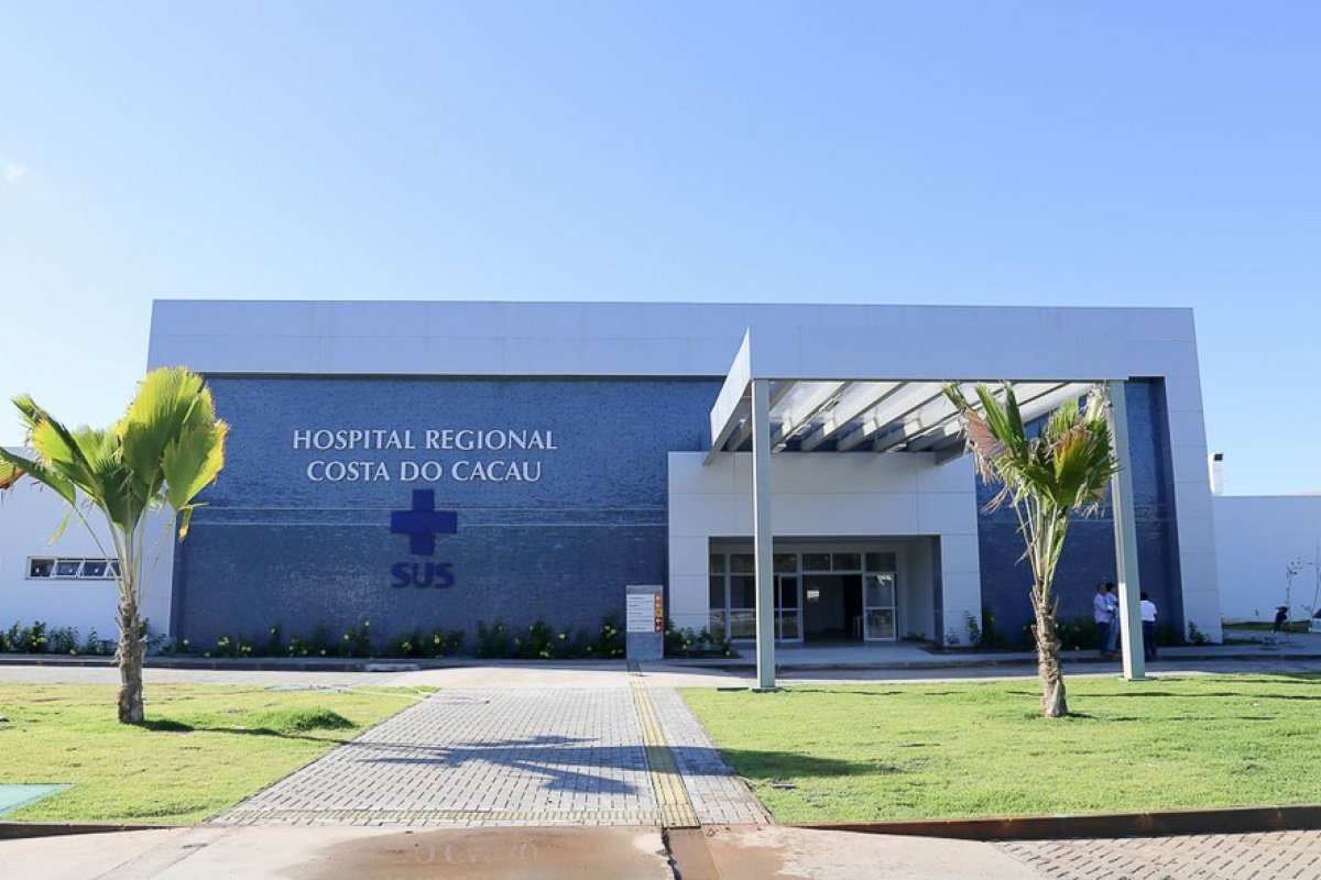 Homem morre e outro fica ferido após batida entre moto e dois carros na BA-001