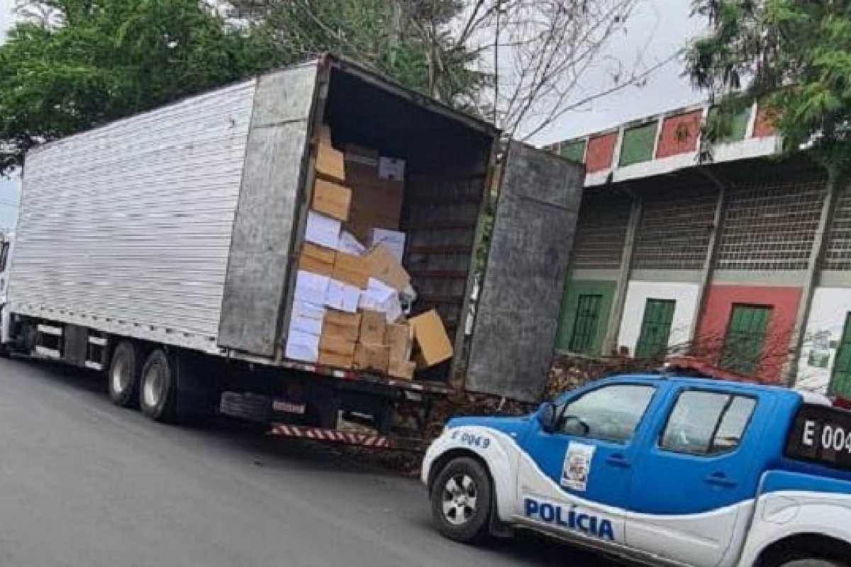 Caminhão com mais de dez mil produtos falsificados é apreendido em Feira de Santana