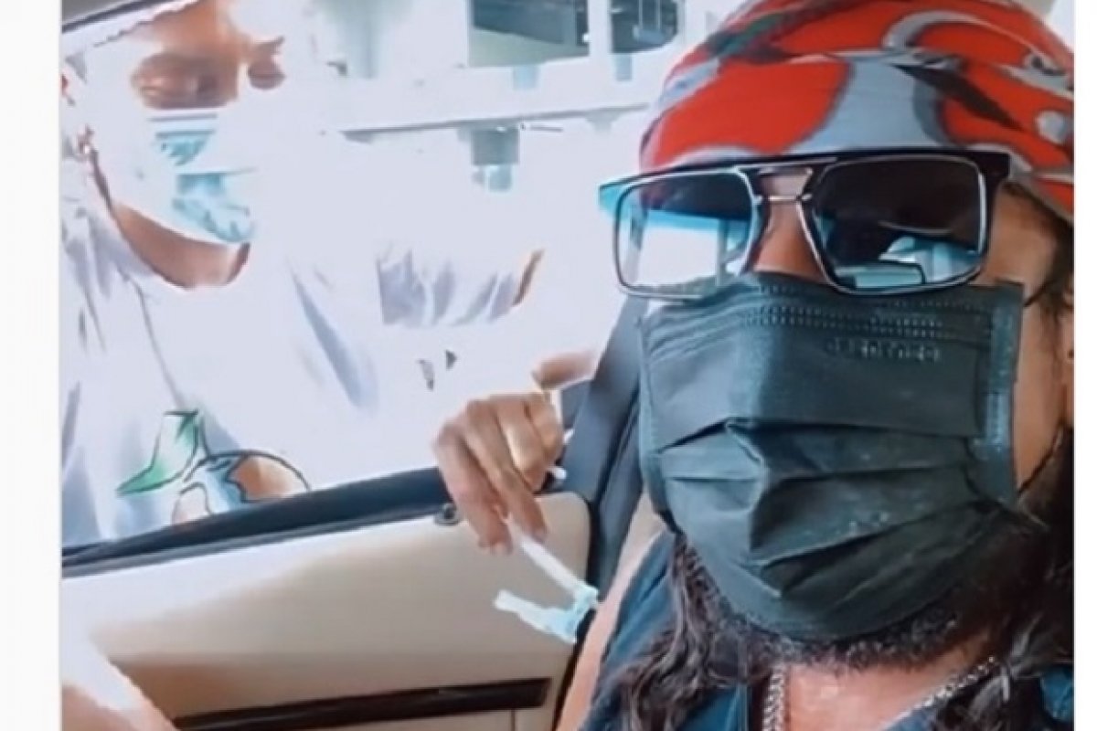 Vídeo: Bell Marques recebe segunda dose da vacina e comemora: "Dose de esperança!"