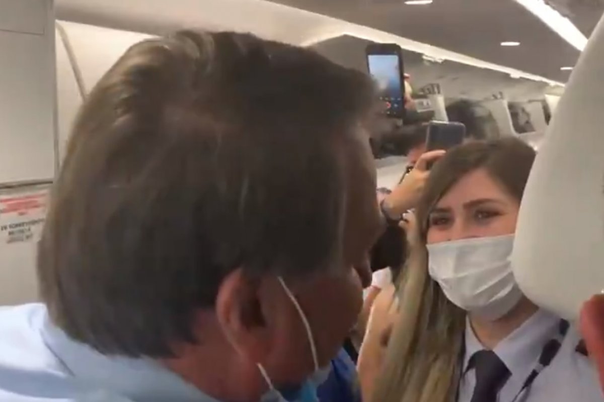 Anvisa vai questionar Azul sobre entrada de Bolsonaro sem máscara em avião, diz coluna