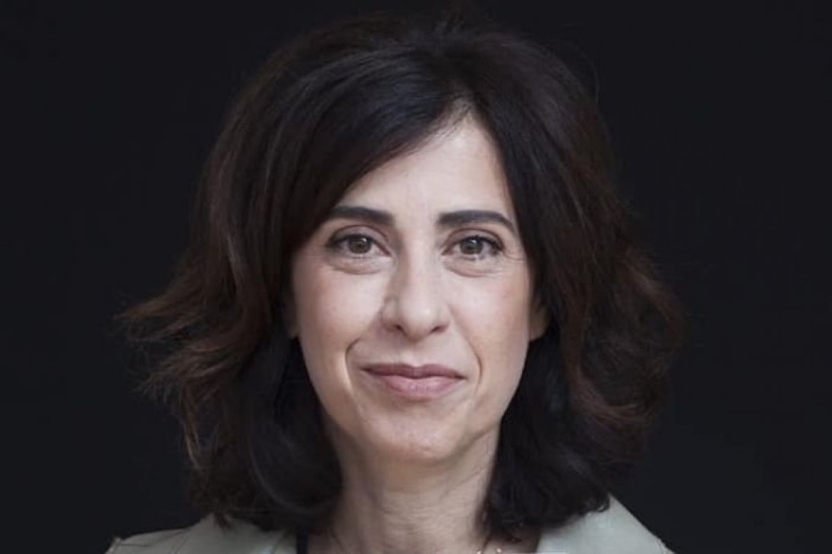 Depois de procurar por vacina da Pfizer, Fernanda Torres se imuniza com Astrazeneca