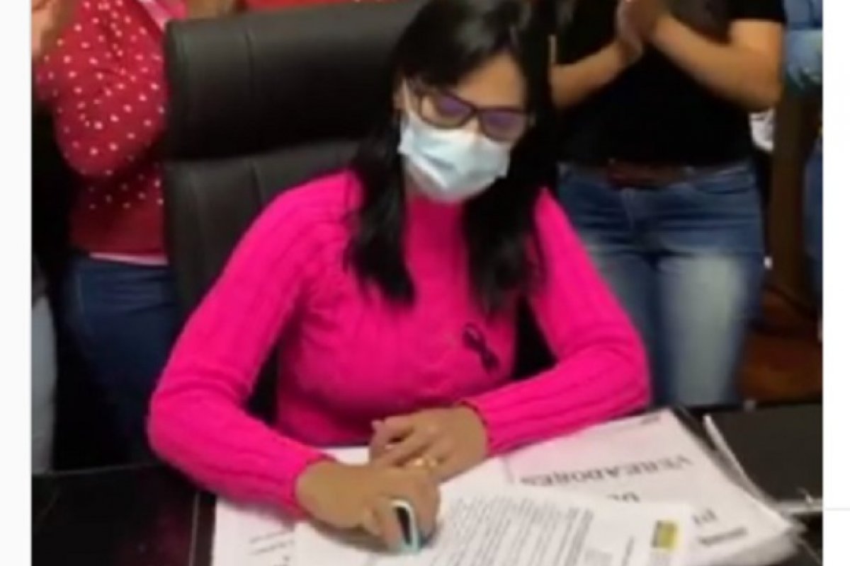 Morro do Chapéu: prefeita sanciona lei que proíbe agressores de mulheres em cargos públicos