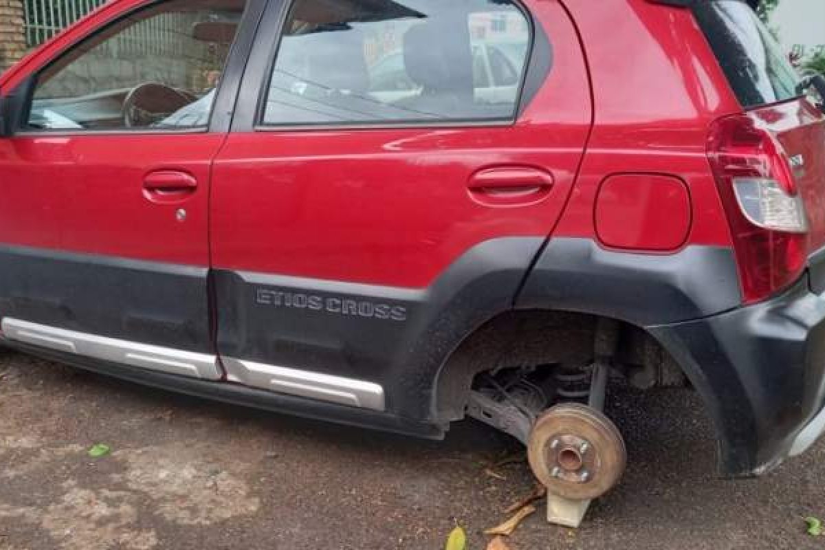 Suspeitos furtam quatro rodas de carro no bairro do Resgate