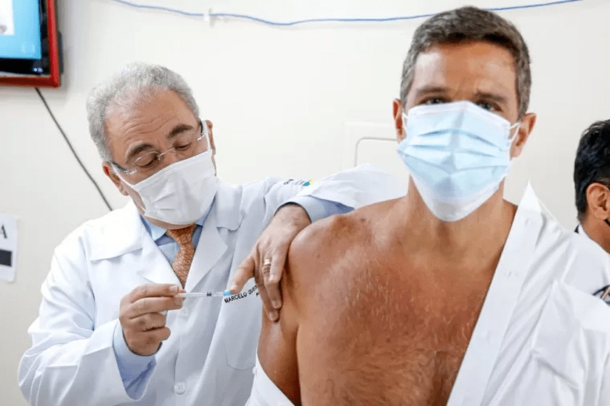 "Ele vai tomar a decisão dele", diz Queiroga sobre imunização de Bolsonaro