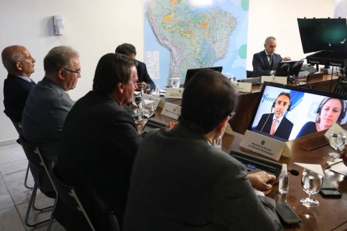 Bolsonaro se reúne com chefe da Pfizer para tentar antecipar vacina