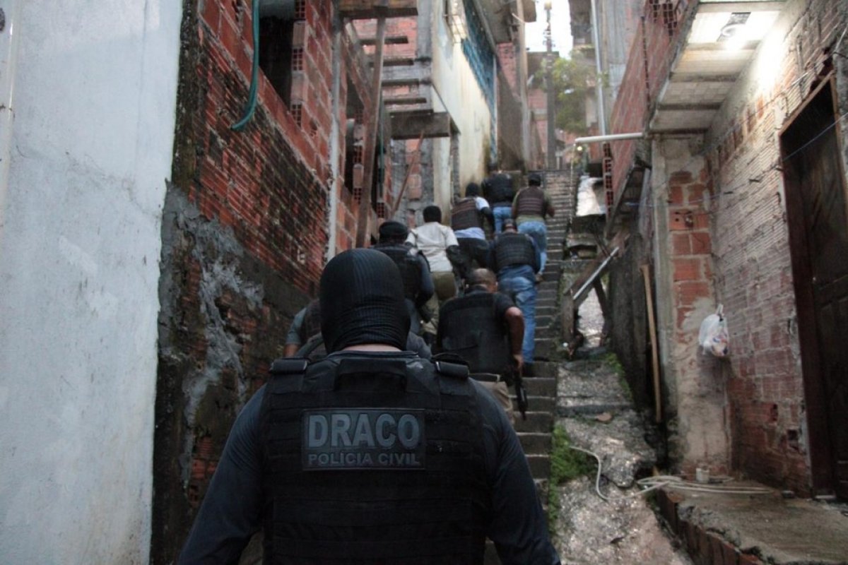 Polícia Civil deflagra operação contra suspeitos de roubos a bancos em Salvador e região