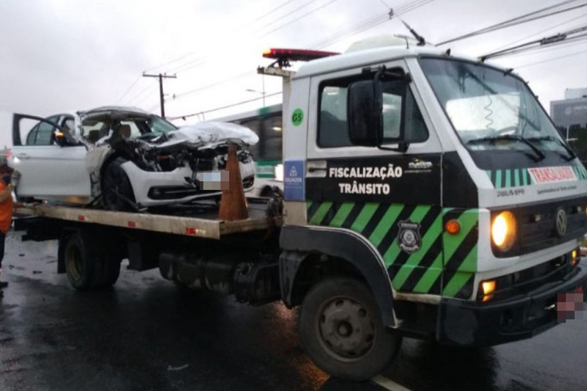 Acidente deixa motorista ferido na Av. Paralela, em Salvador