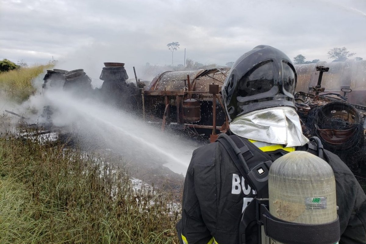 Caminhão-tanque com etanol pega fogo na BR-242, perto de Lajedinho