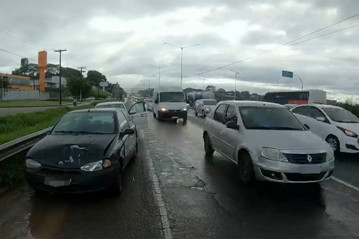 Salvador registra engavetamento de veículos na BR-324, em Salvador