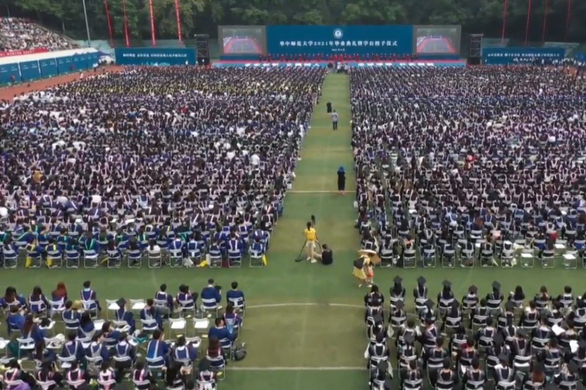 Mais de um ano após fim da quarentena, Wuhan tem cerimônia de formatura para 11 mil estudantes