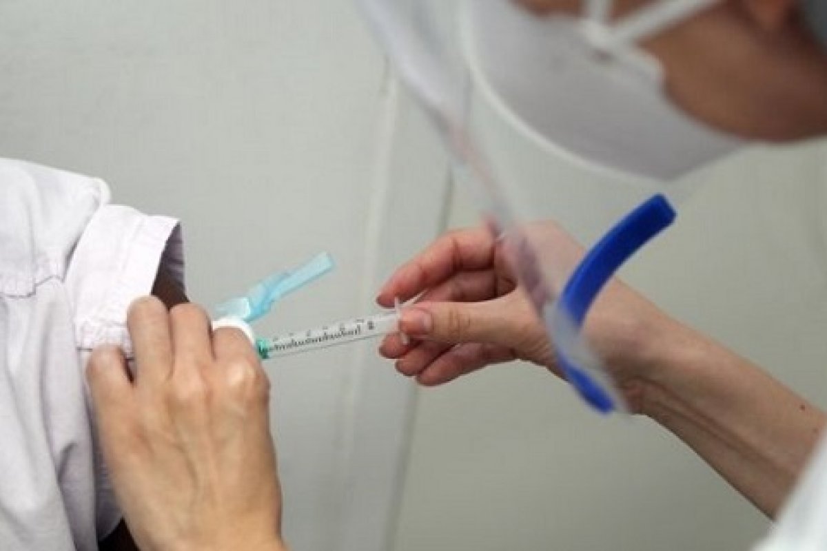 Prates acusa governo federal de não distribuir vacinas de forma igualitária no Brasil