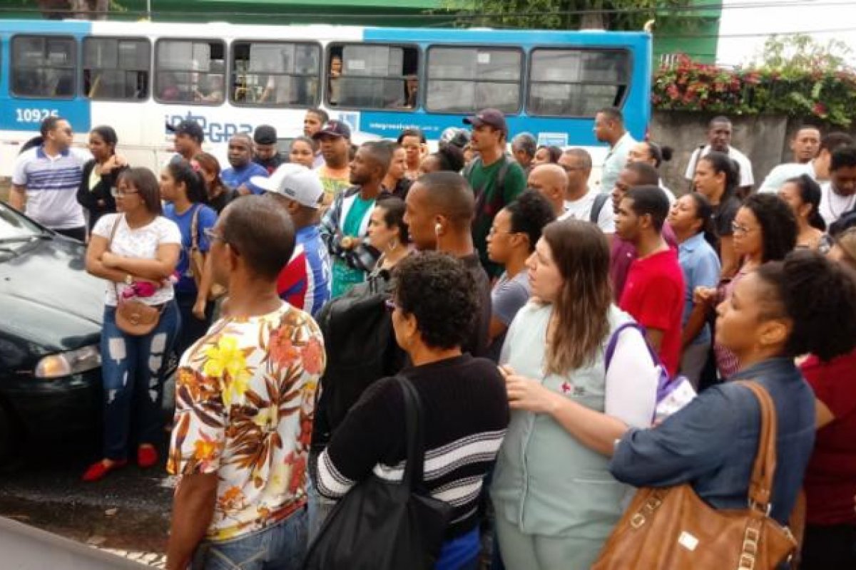 Funcionários do Evangélico protestam em frente ao hospital
