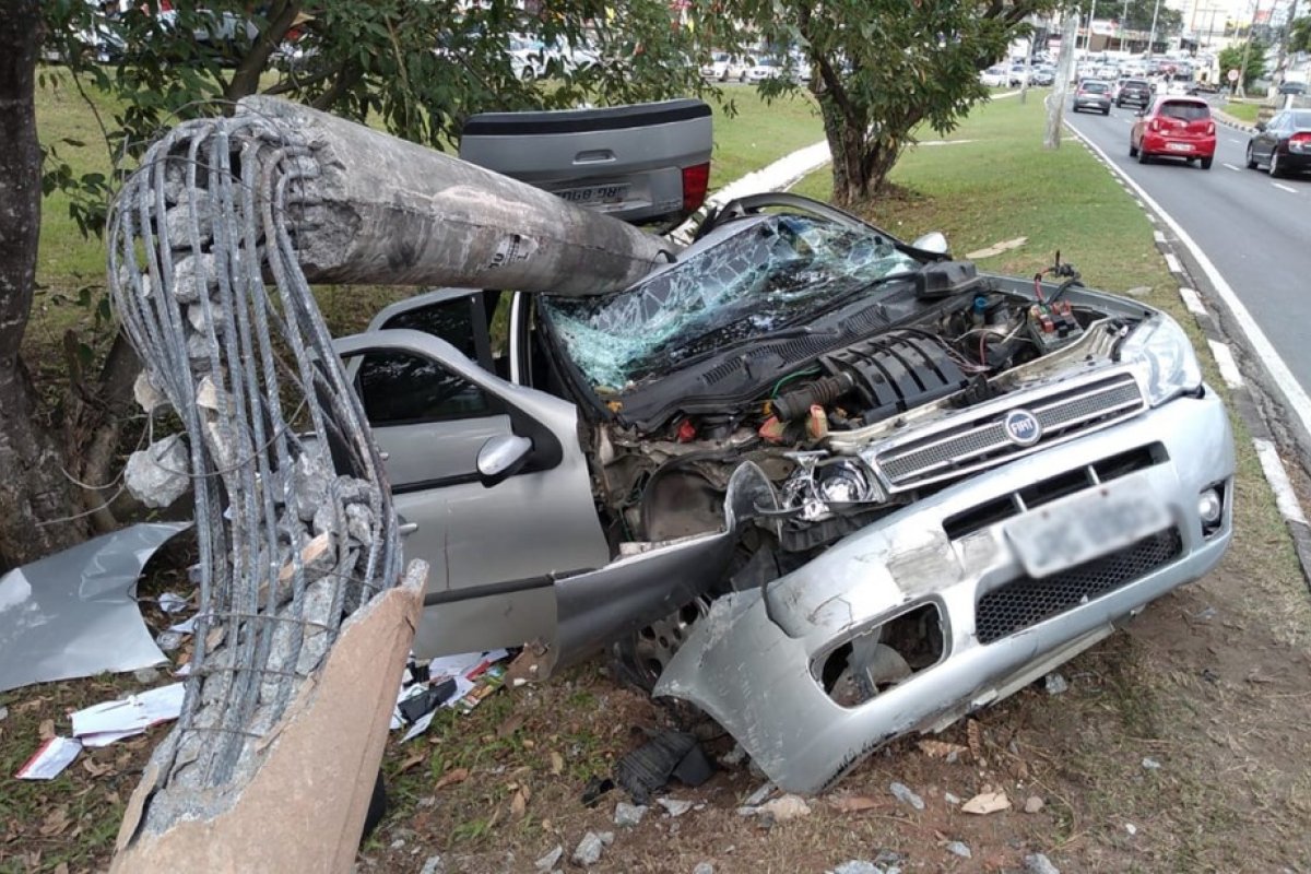 Motorista perde controle da direção e derruba poste em Lauro de Freitas