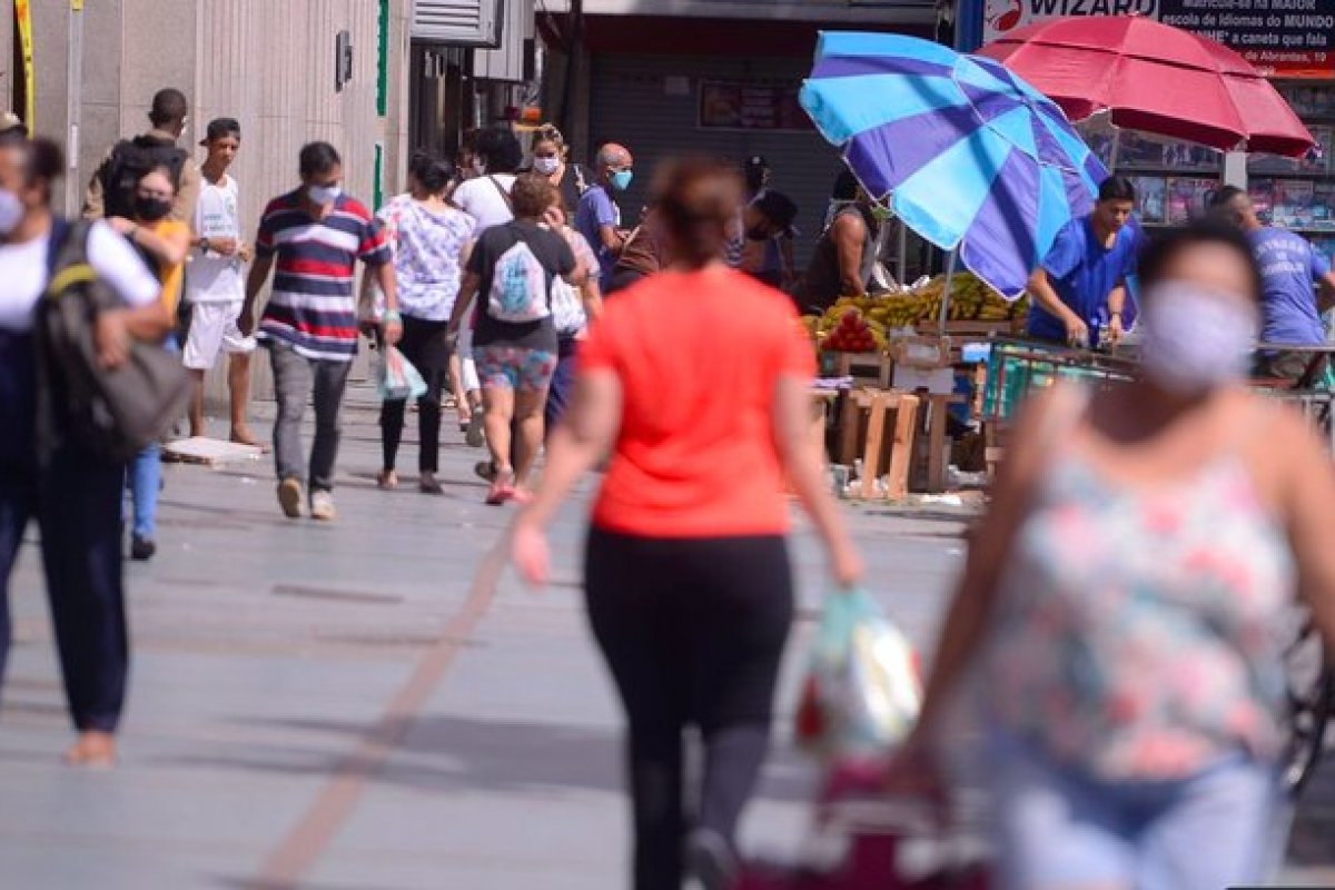 Covid: taxa de transmissão no Brasil sobe para 1,07, segundo Imperial College