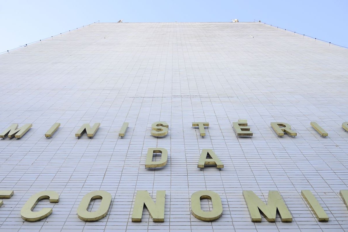 Governo tem plano de oferecer benefício mensal de até R$ 250 para órfãos da covid-19