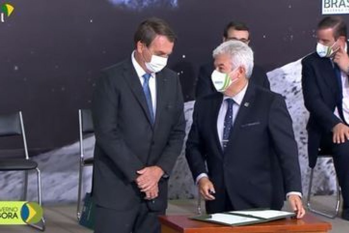 Bolsonaro assina acordo com a Nasa para missão Artemis