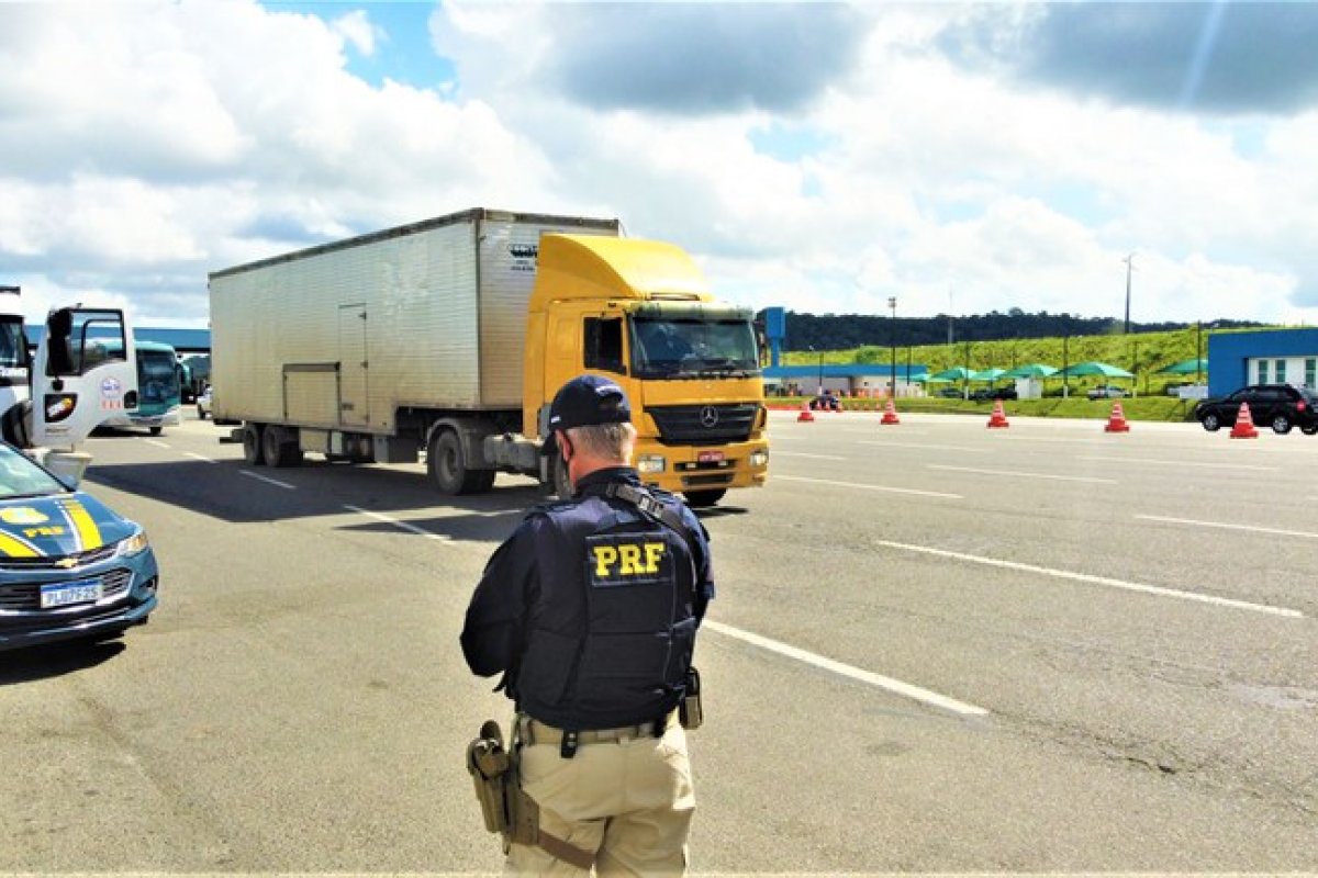 Mais de 600 toneladas de "excesso peso" retiradas de circulação das rodovias federais