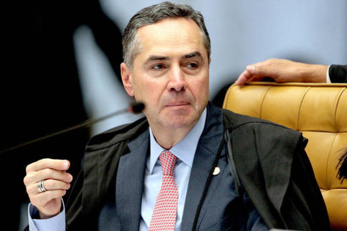 Ministro Luís Roberto Barroso mantém apreendido passaporte de parlamentar do DEM