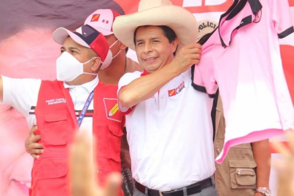 Pedro Castillo é eleito presidente do Peru com 50,12% dos votos