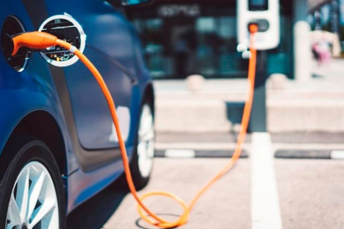 Nova tecnologia promete carregar baterias de carros elétricos em 10 minutos