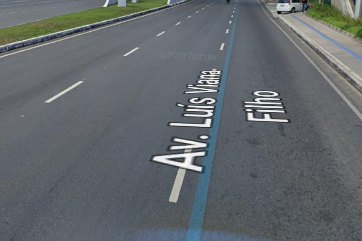 Motorista fica ferido após colisão em ônibus na Av. Paralela, em Salvador