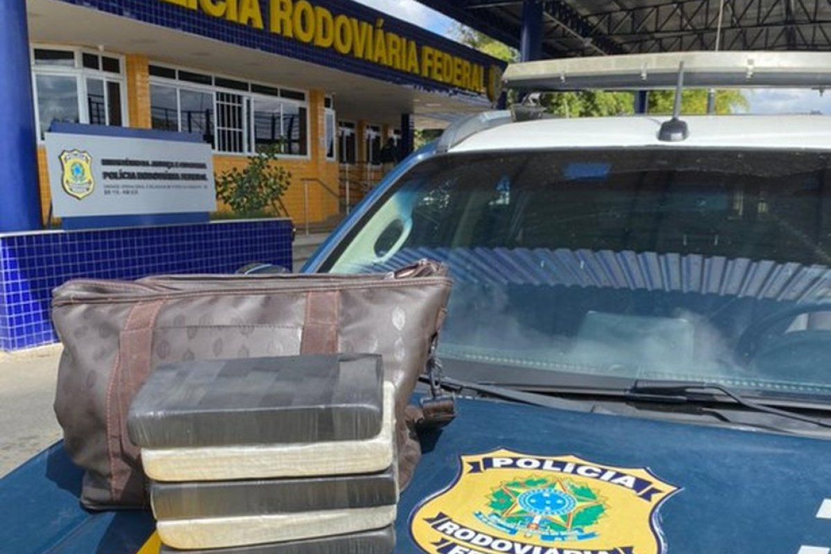 Mulher é presa por transportar mais de 6kg de cocaína em ônibus na BR-116, no sudoeste da Bahia