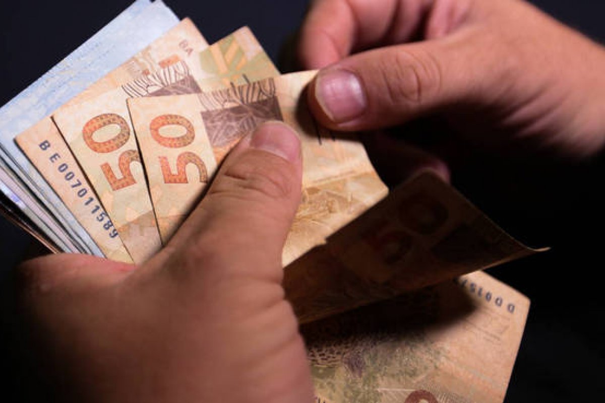 Renda média dos trabalhadores no Brasil cai para R$995 devido a pandemia, diz FGV