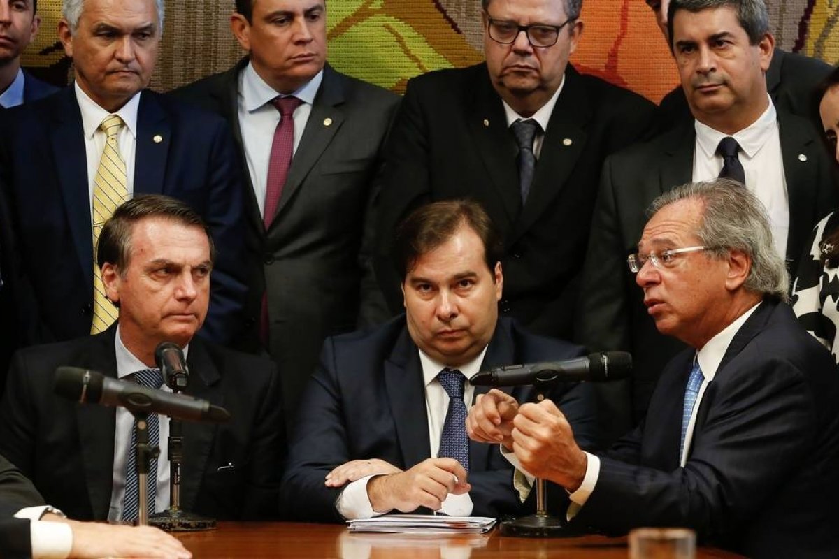 Governo estuda cobrar imposto para saques e depósitos em dinheiro