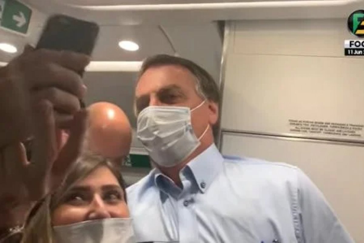 CPI Covid: senadores aprovam requerimento que cobra da Azul esclarecimentos sobre visita de Bolsonaro a avião da empresa