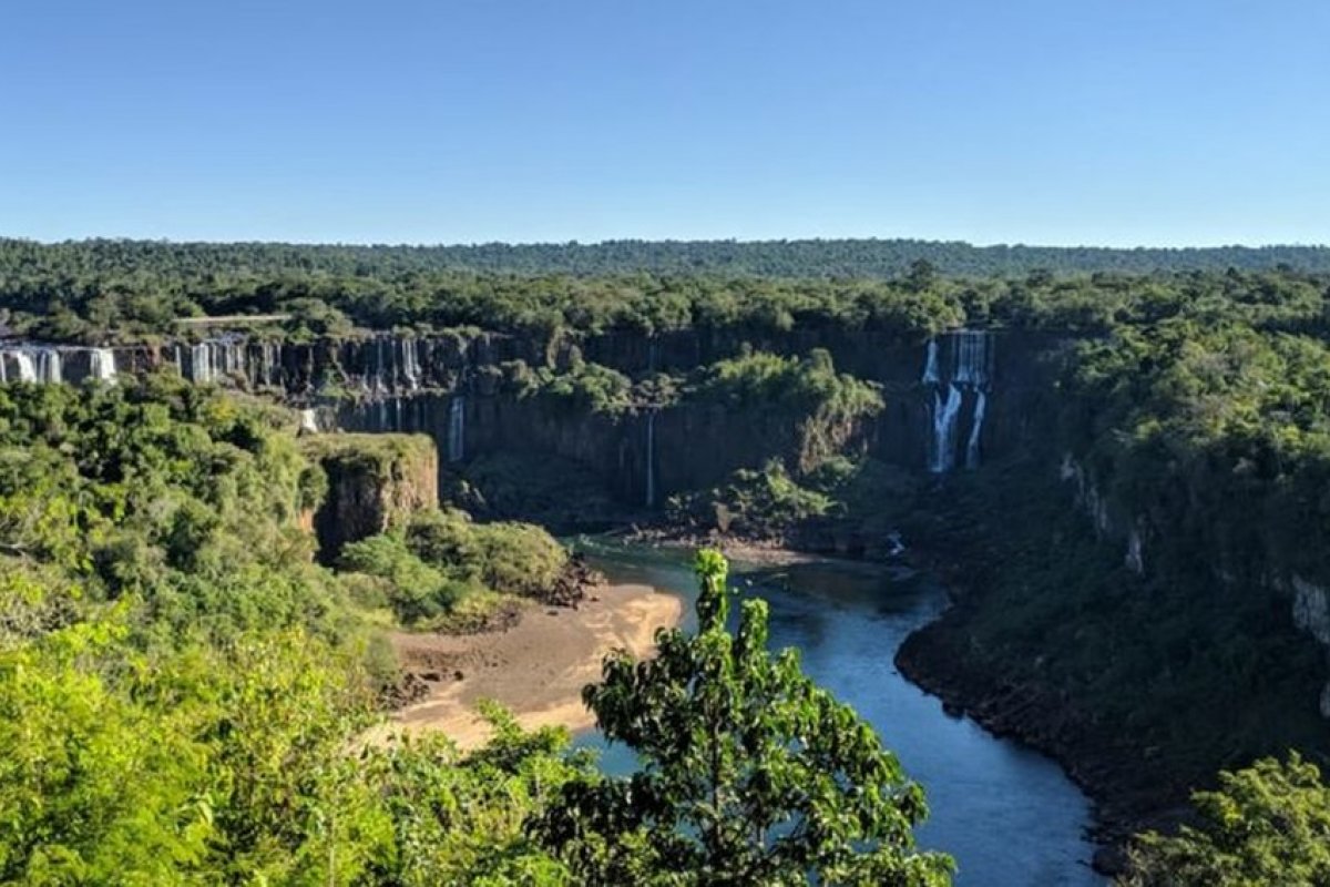 Vazão da água perto das quedas do Rio Iguaçu foi de 308 mil litros por segundo, diz Copel