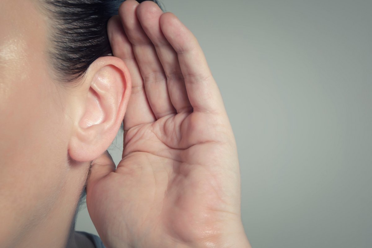 Surdez: especialista alerta para os sintomas e tratamento precoce