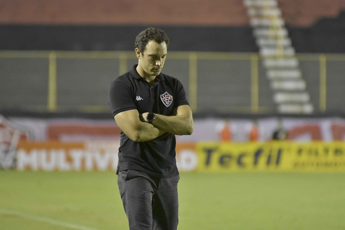 Bruno Pivetti entra com ação na Justiça e cobra R$ 56 mil do Vitória