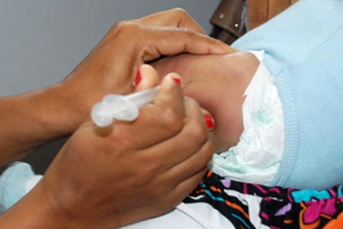 Aplicação da 1ª dose contra covid-19 encerra antes do horário por falta de vacina