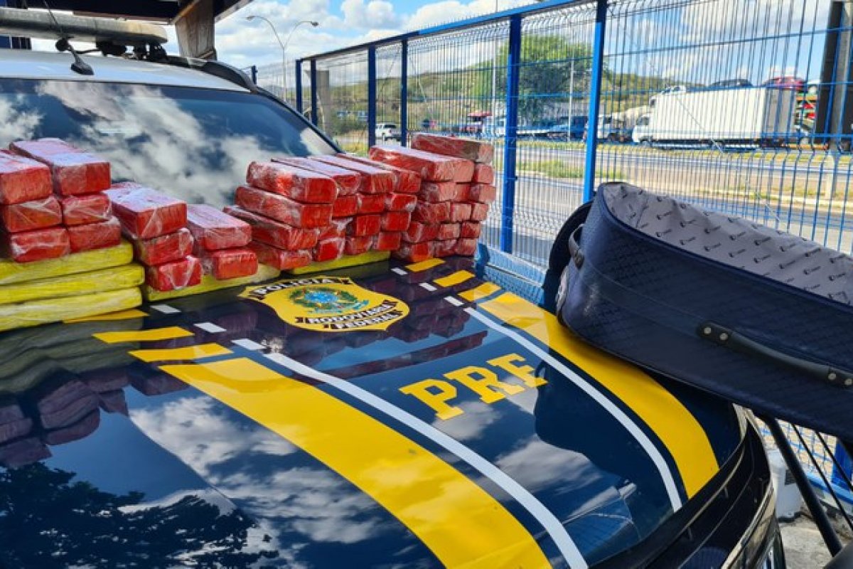 PRF apreende 35 quilos de maconha em ônibus de transporte interestadual, em Jequié