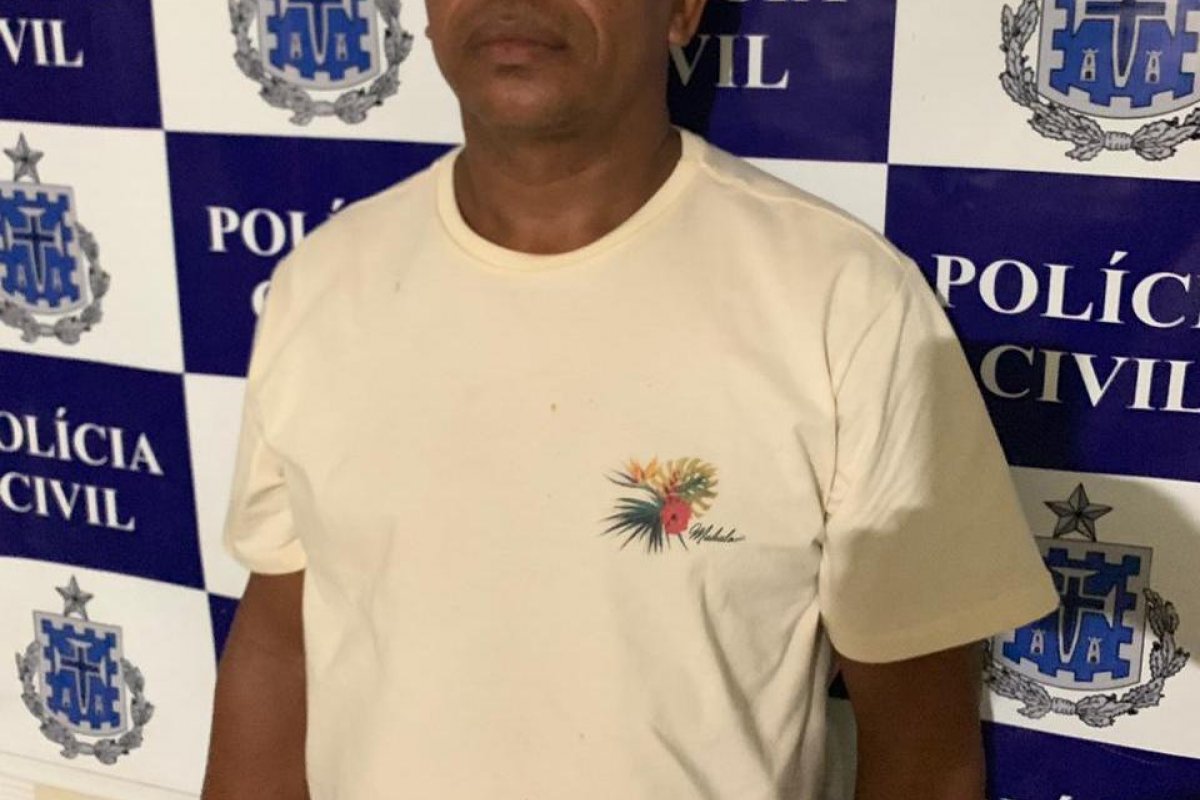 Homem é preso após matar e enterrar o corpo da companheira em um quintal