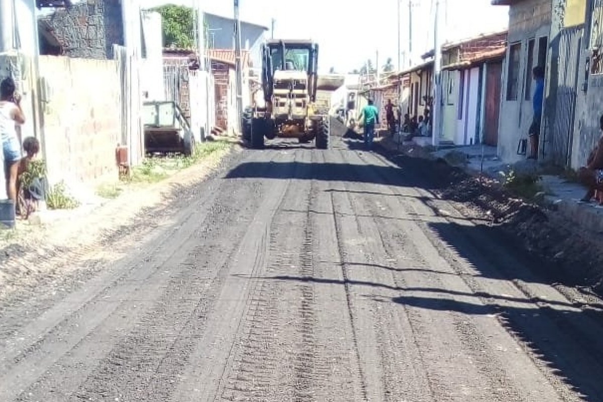CLN doa toneladas de asfalto de reuso para municípios que cercam a BA-099 