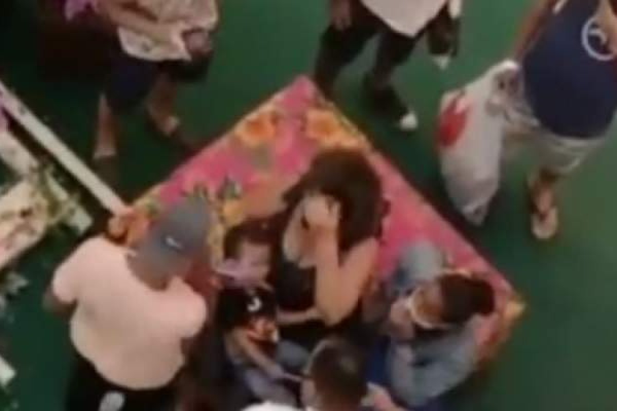 Mãe e filho são atingidos por peça decorativa em shopping de Salvador