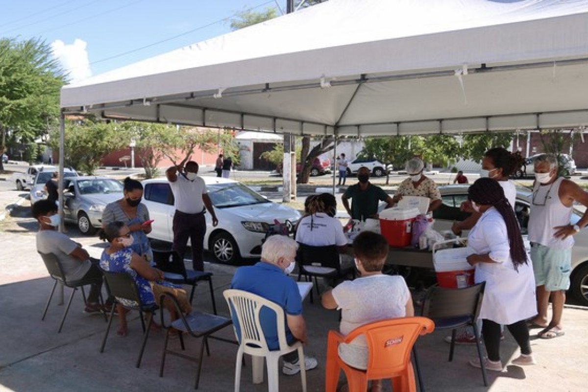 Educadores físicos, mototaxistas e pessoas com comorbidades serão vacinados nesta quinta-feira (17) em Lauro de Freitas
