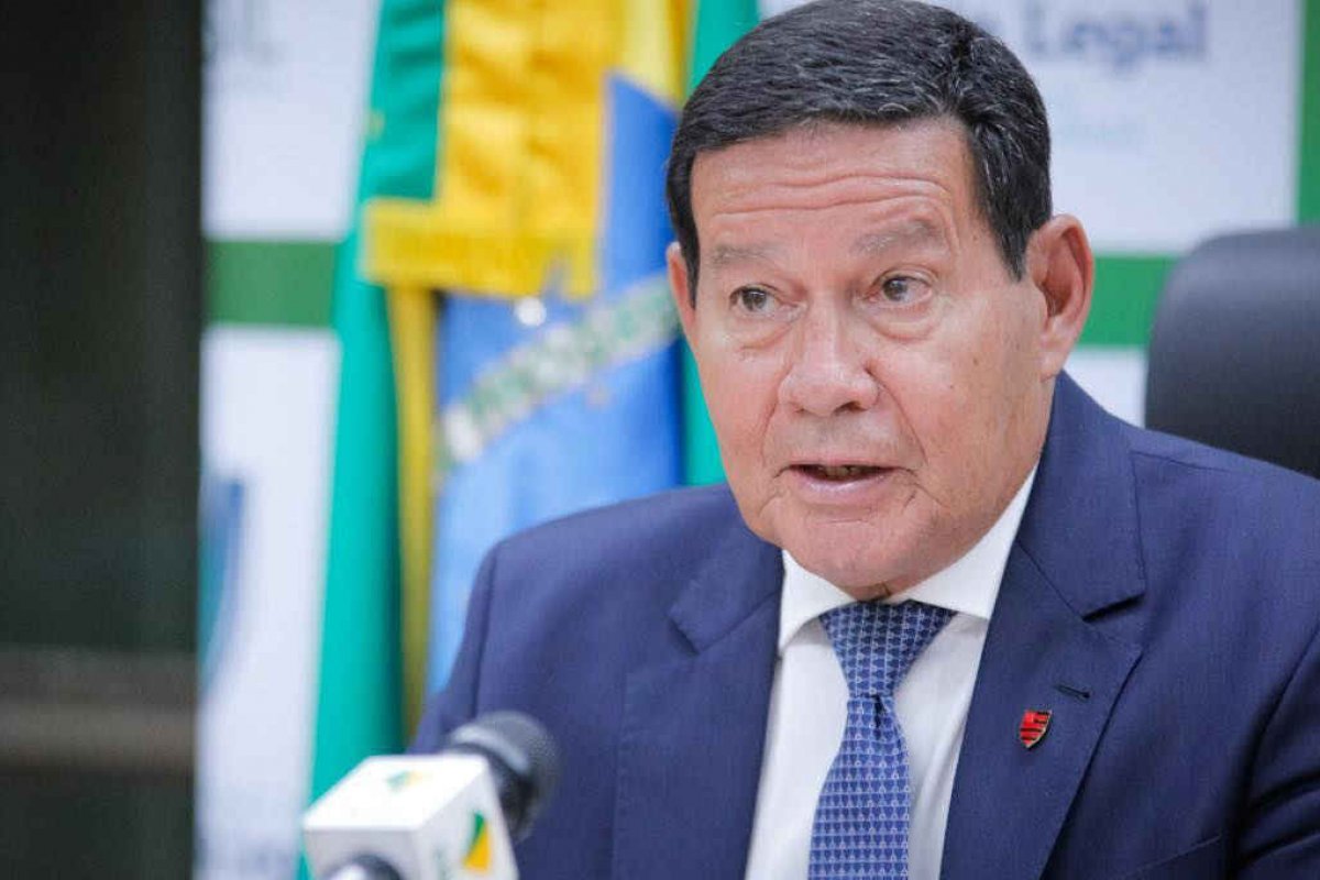 "Isso aqui é Brasil, não vai funcionar", diz Mourão sobre proposta de passaporte para imunizados contra Covid
