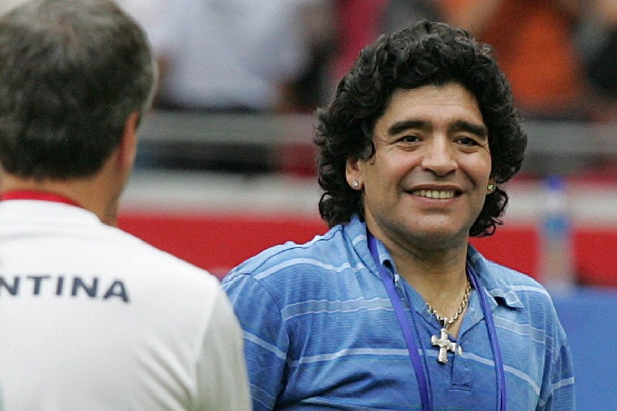 Advogado de enfermeira que cuidava de Maradona diz que astro do futebol " foi morto"