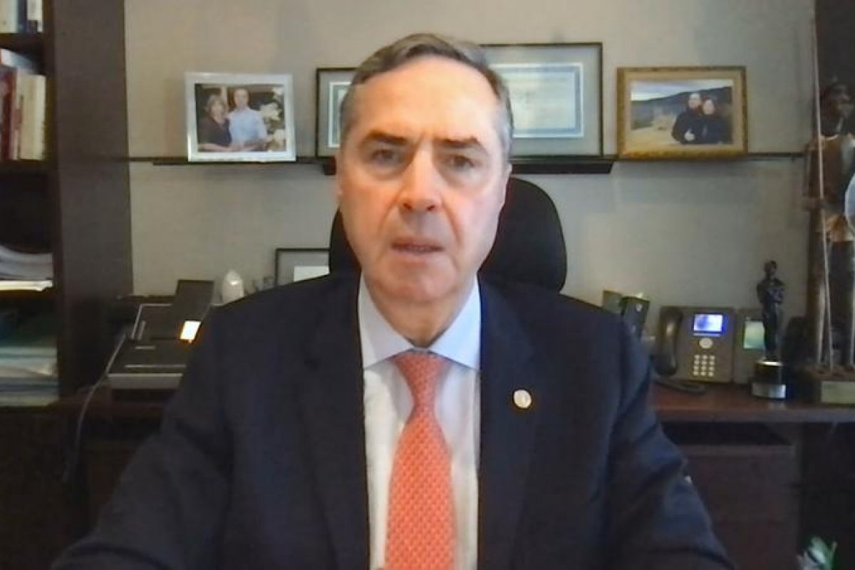 Bolsonaro tem 'dever cívico' de entregar prova de fraude na eleição de 2018 ao Tribunal, diz Barroso